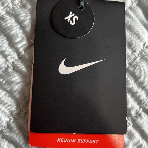Nike sport bra, new - Picture 4 of 6